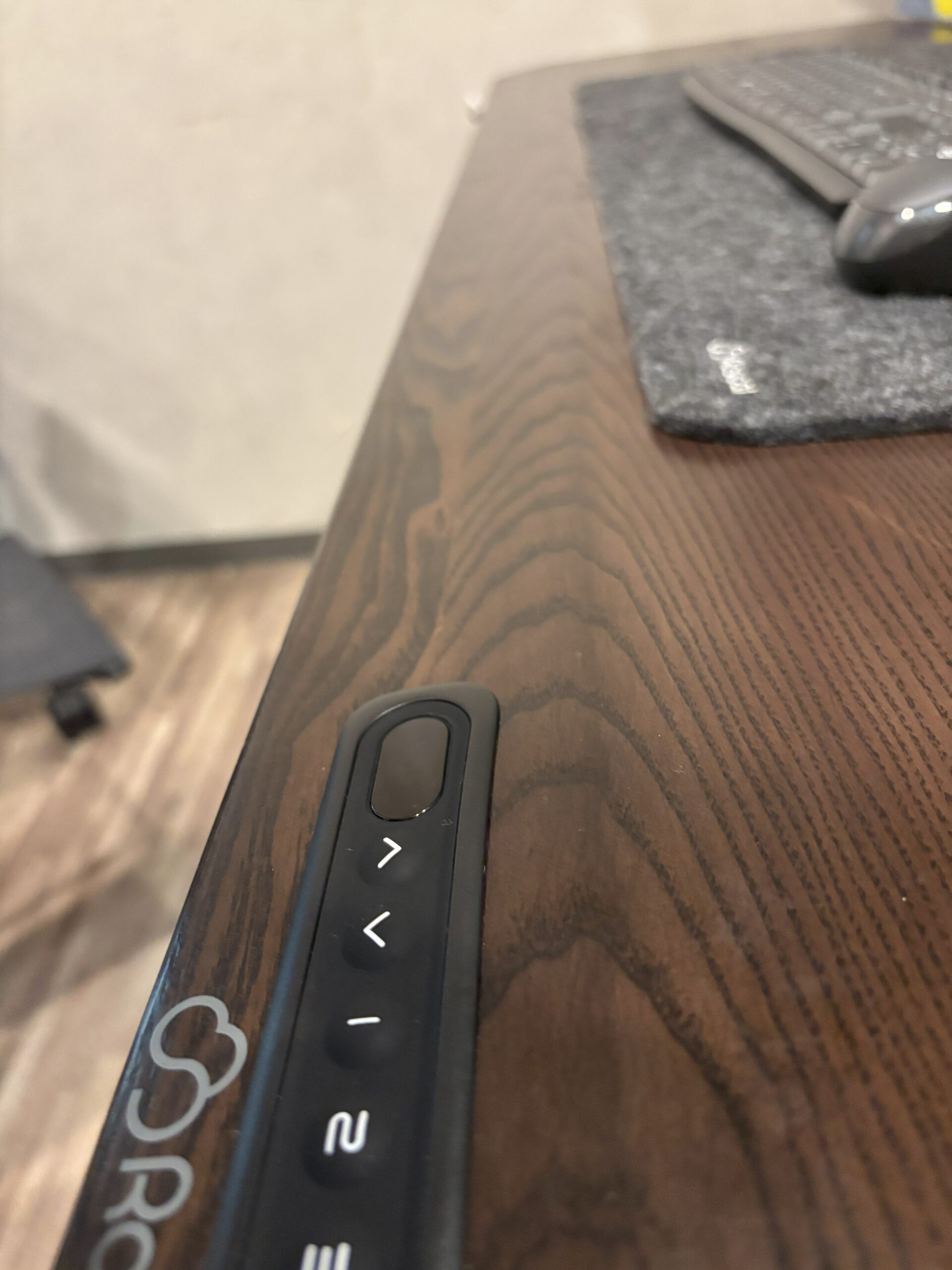 Rasical Deskのレビュー②:角度付き天板で腕がラク