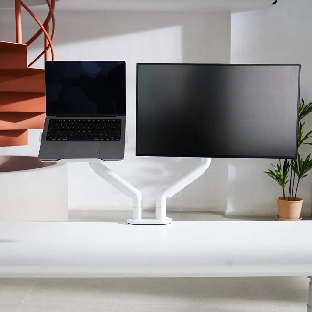 注意点②:ノートPCを置くなら高さに注意