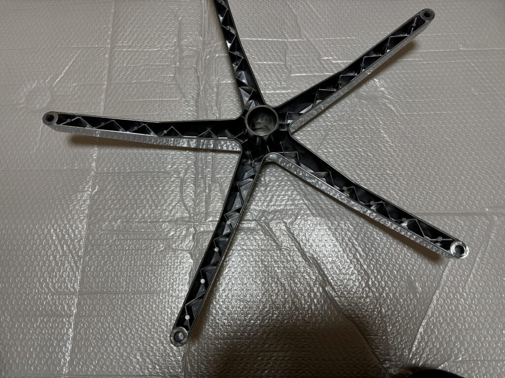 ベースにキャスター・シリンダーを取り付け