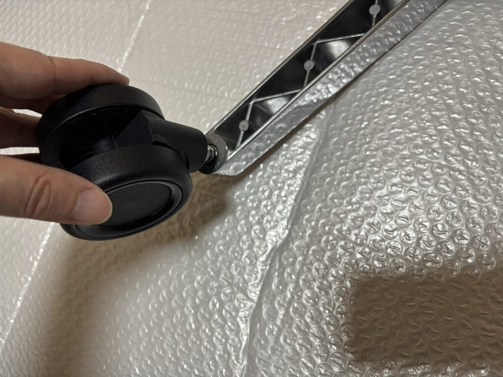 ベースにキャスター・シリンダーを取り付け