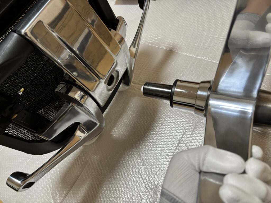 座面にシリンダーを差し込む