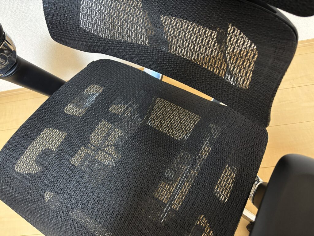 レビュー②【座り心地】メッシュ生地の硬さがちょうど良い