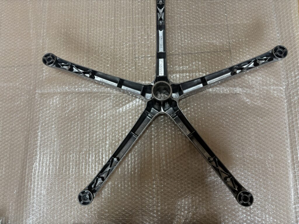 ベースにキャスター・シリンダーを取り付け