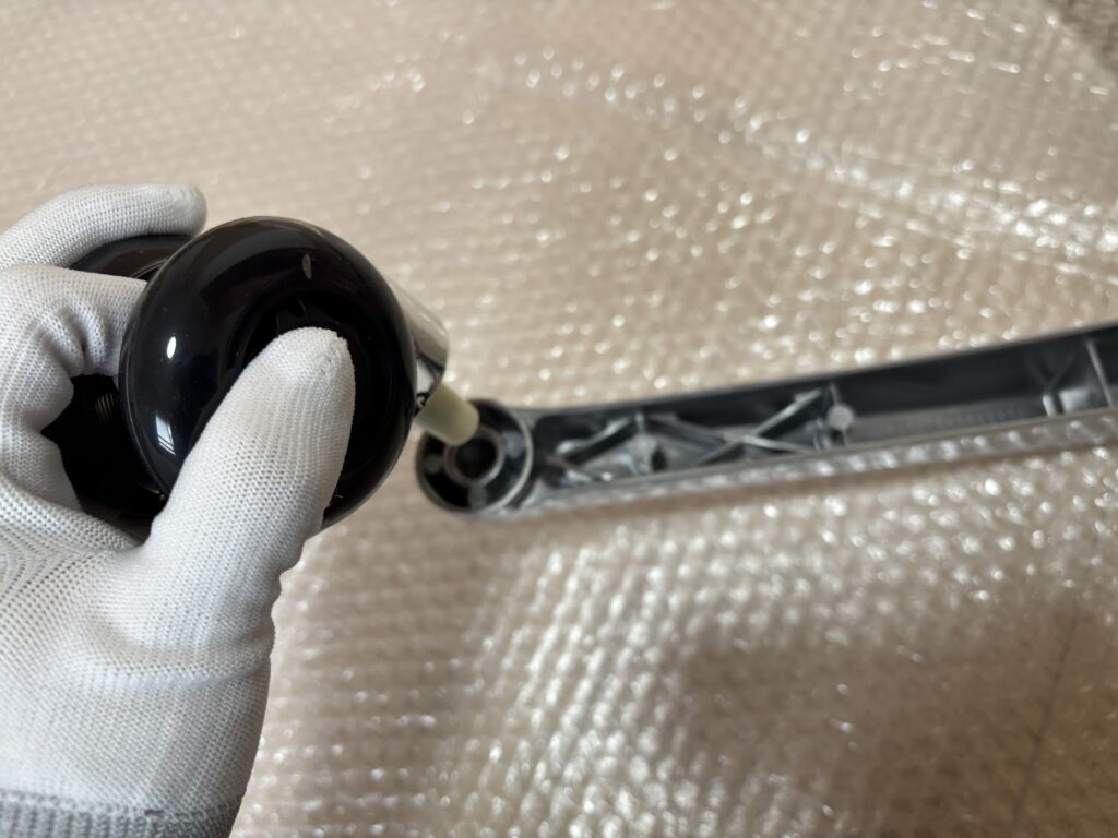 ベースにキャスター・シリンダーを取り付け