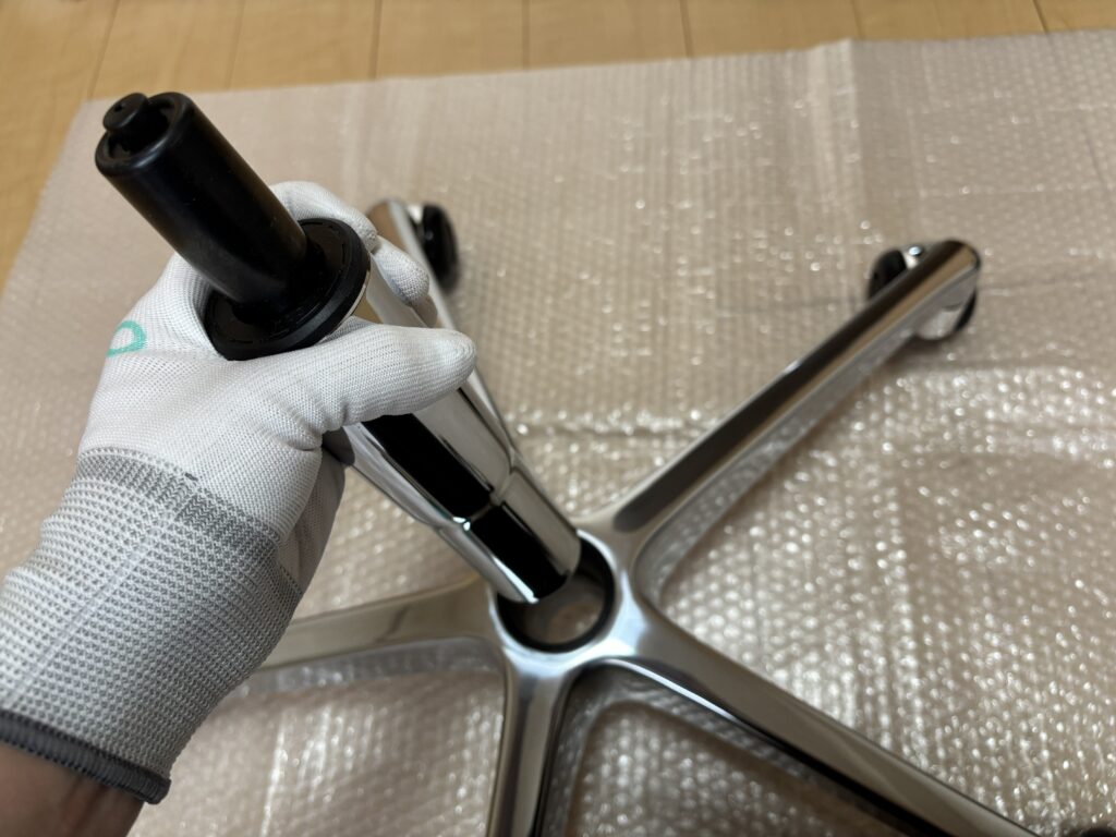 ベースにキャスター・シリンダーを取り付け