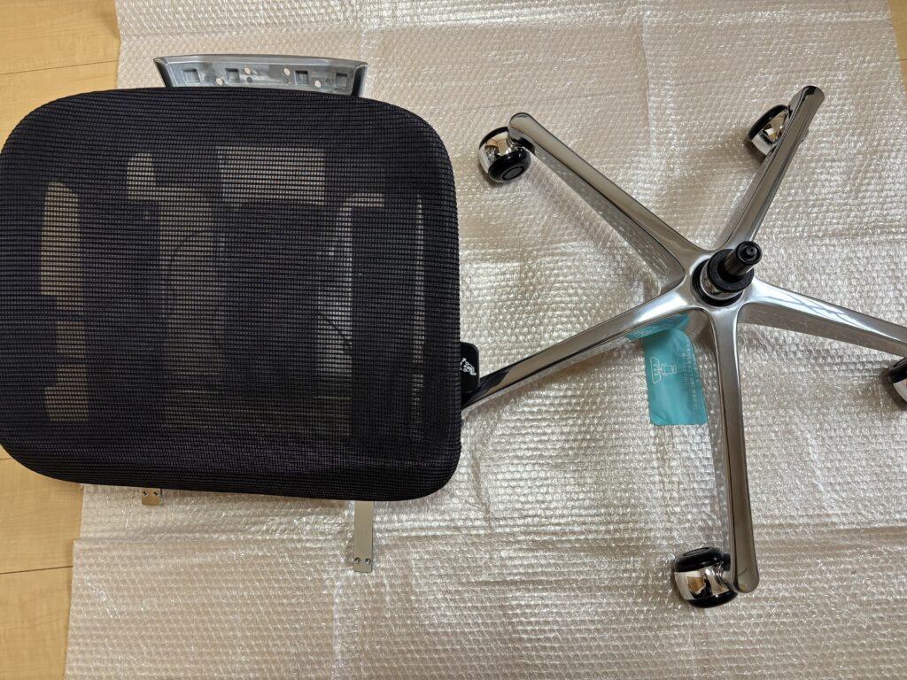 シリンダーに座面を差し込む