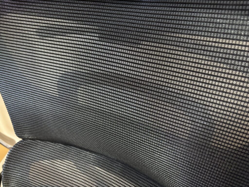メッシュ素材(【右】COFO Chair Premium 2)