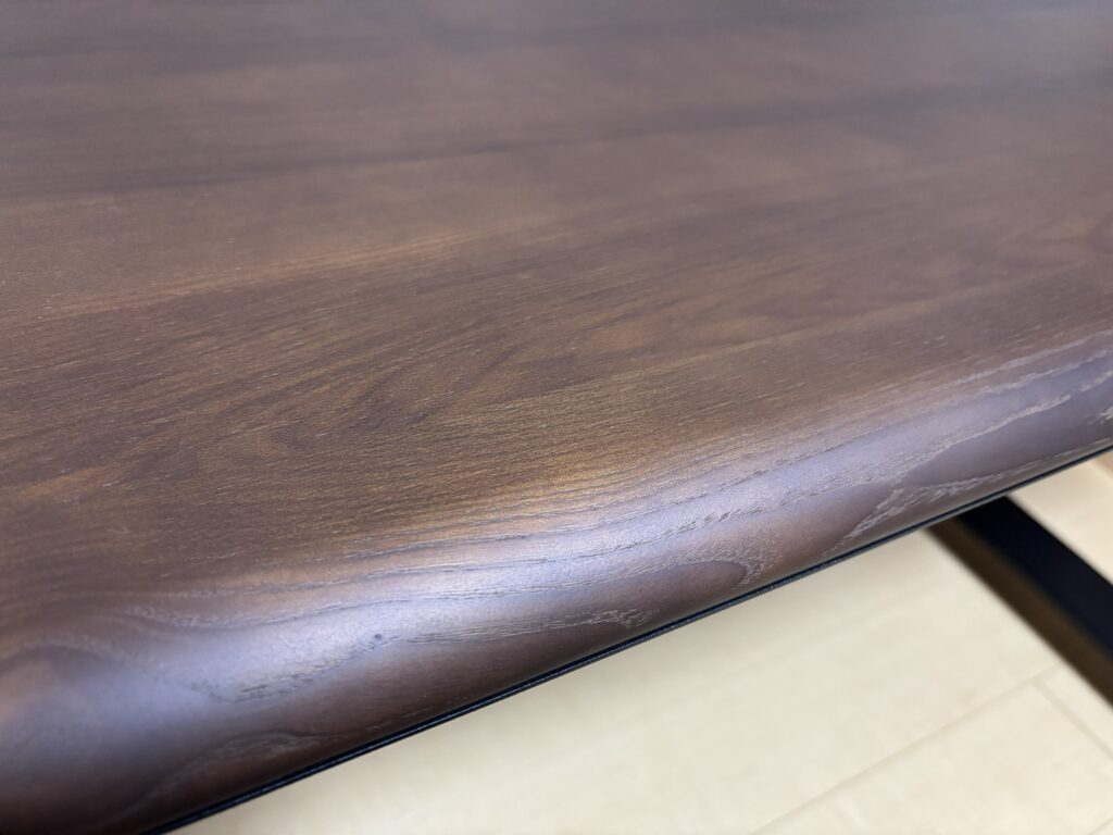 COFO Desk Studioのレビュー④：天板の触り心地が良い