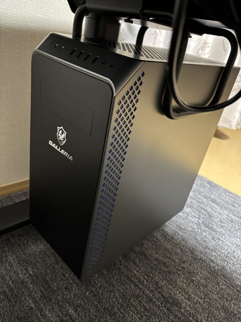 COFO Desk PCマウント(PC取り付け後)