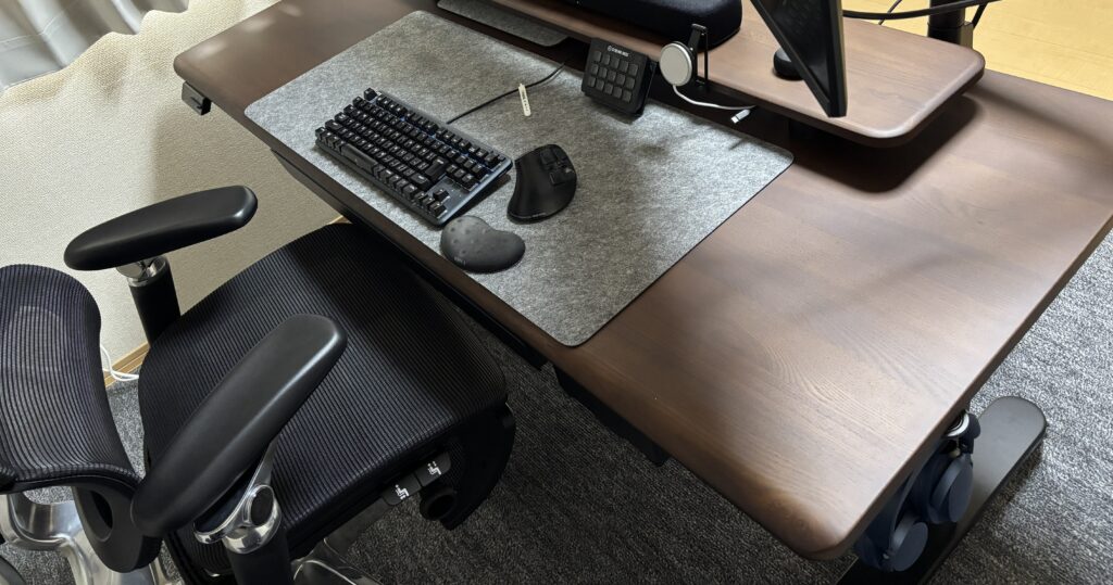 COFO Desk Studioのレビュー⑤：コントローラーの位置を調節できて邪魔にならない