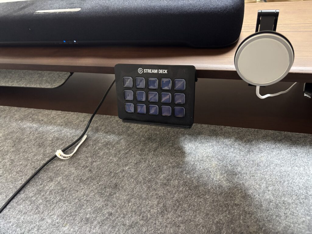 COFO Desk Shelfのレビュー③:デスクアクセサリーでのカスタマイズが便利