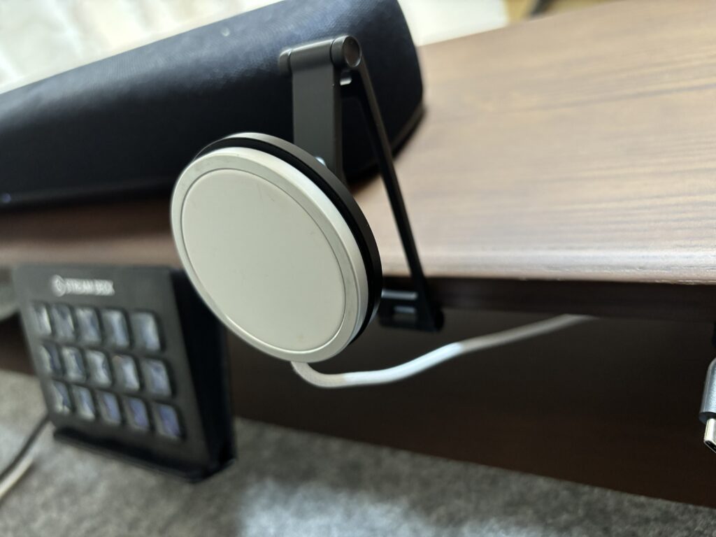 COFO Desk スマホスタンド(設置後)